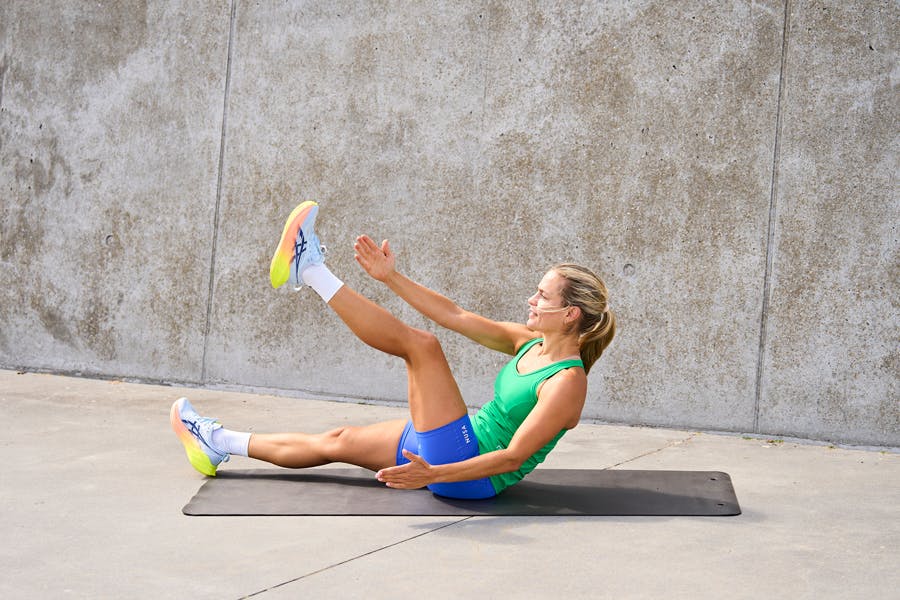 Kvinna gör övning i HIIT-program