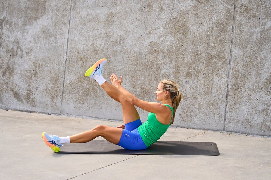 Kvinna gör övning i HIIT-program