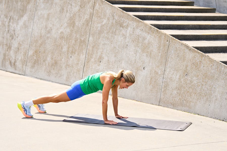 Kvinna gör övning i HIIT-program