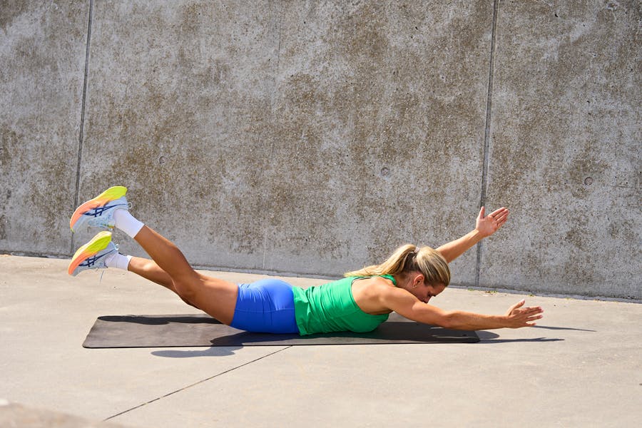 Kvinna gör övning i HIIT-program