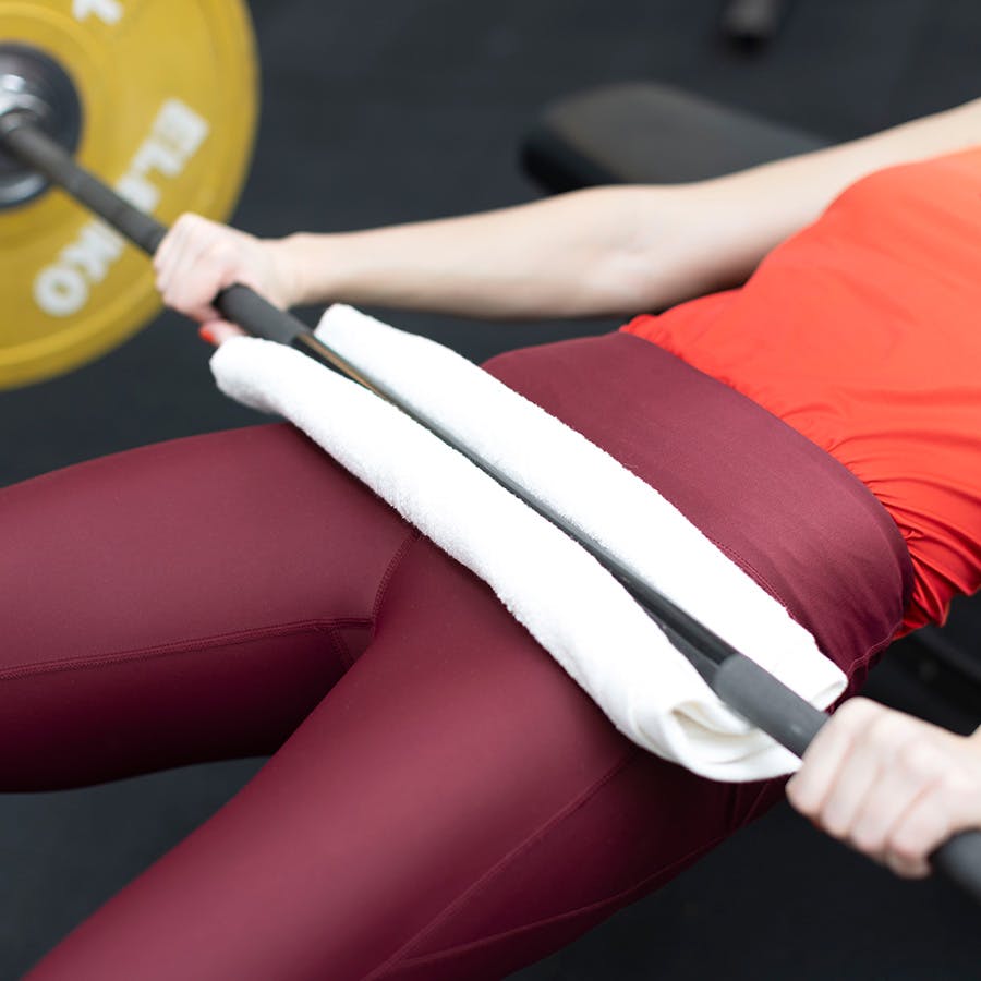Håndklæde kan beskytte, så vægtstangen ikke presser unødigt hård på dit underliv