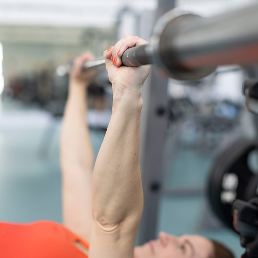 Håndleddene må være strukket i benkpressøvelsen