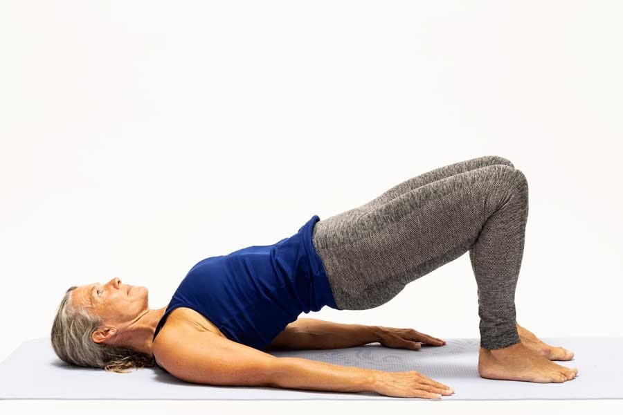 Kvinna gör övningen "halv brygga"