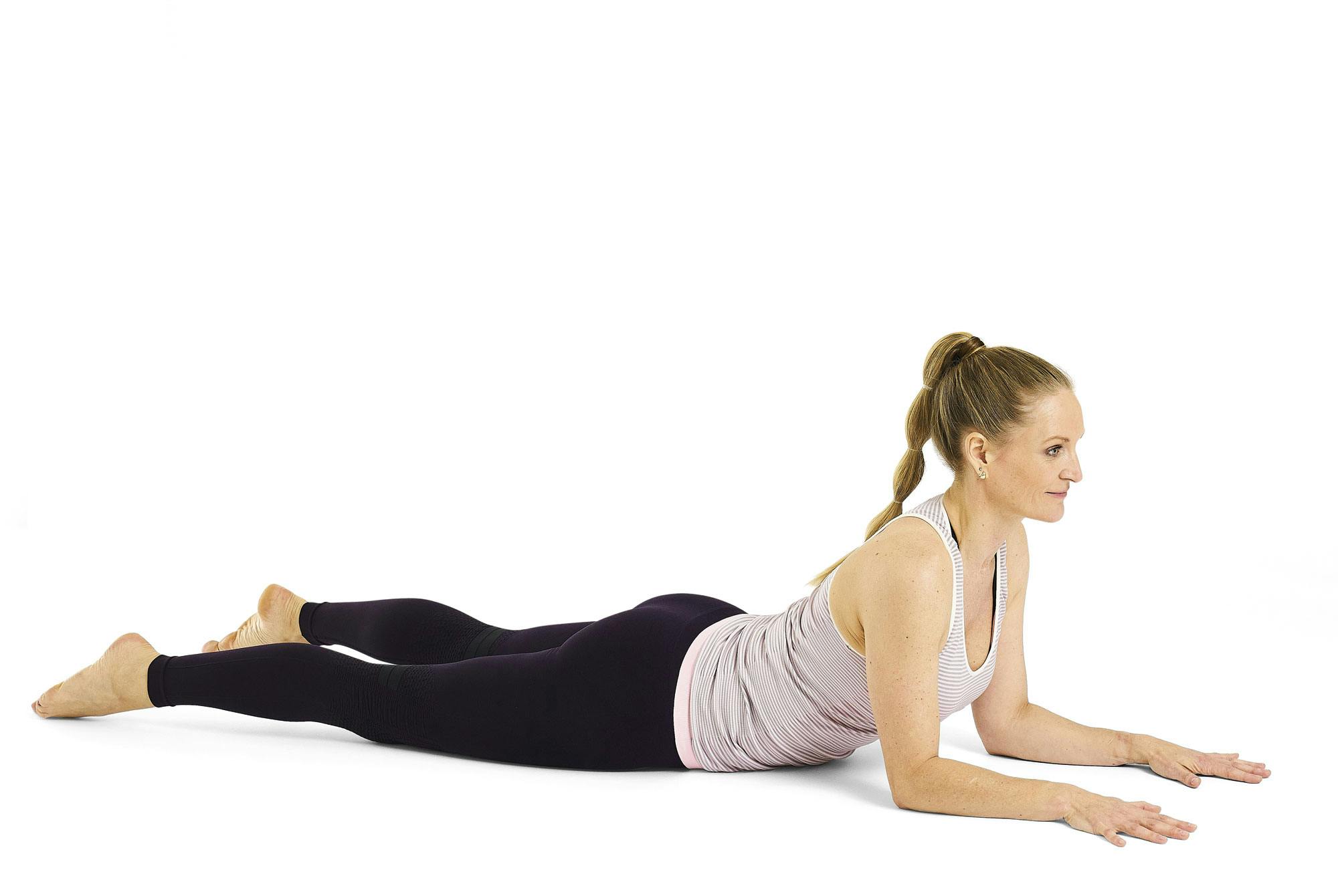 Kvinna gör yogaövningen halv båge