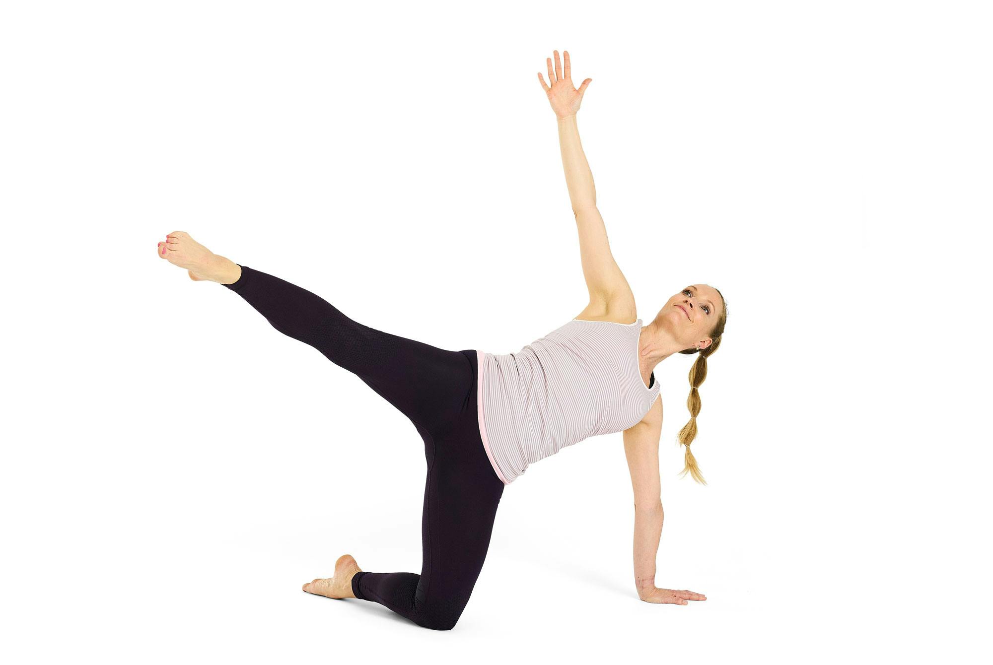 Kvinde laver yogaøvelsen halvmånen på knæ