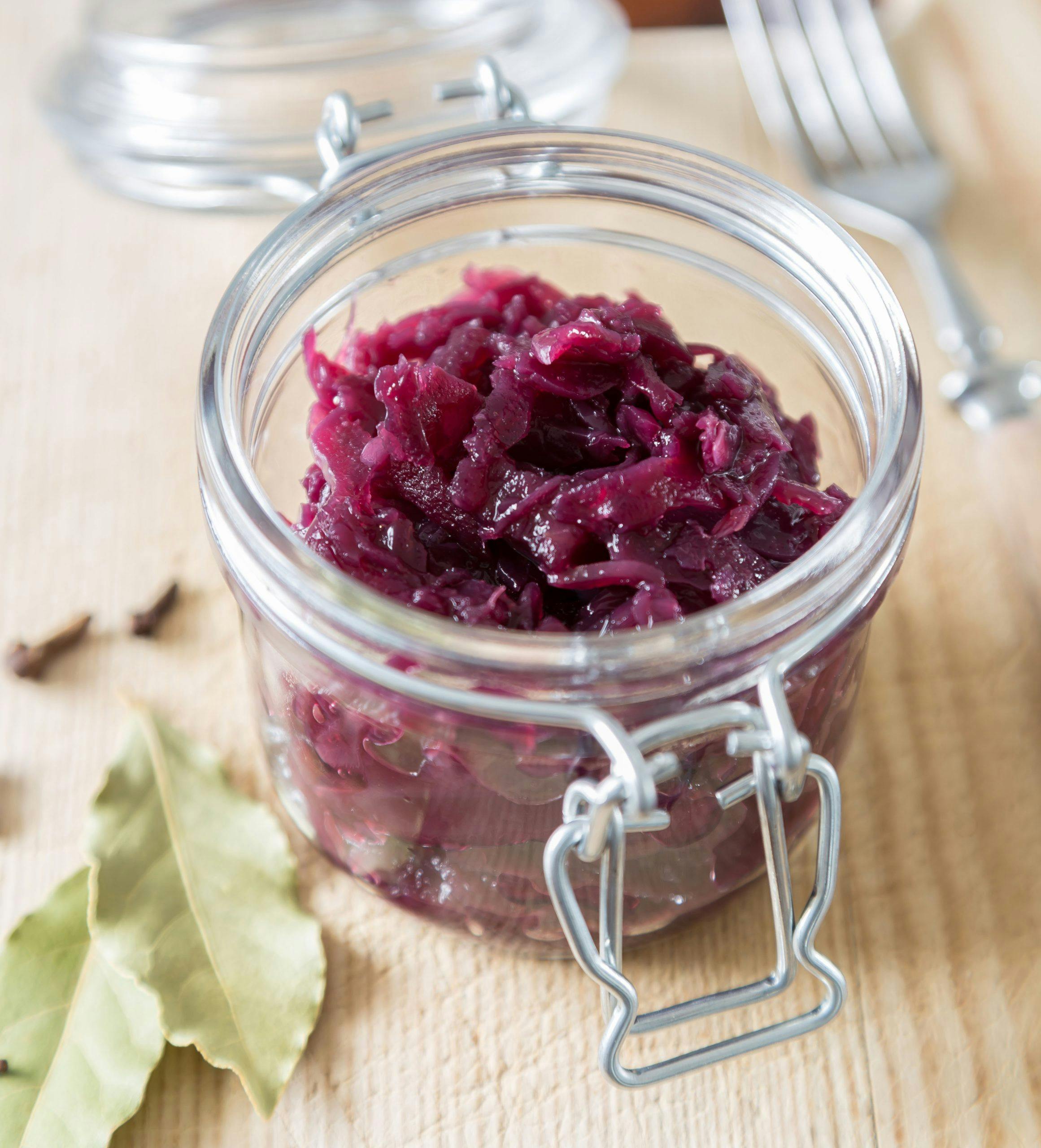 Haudutettua punakaalia purkissa ja laakerinlehtiä