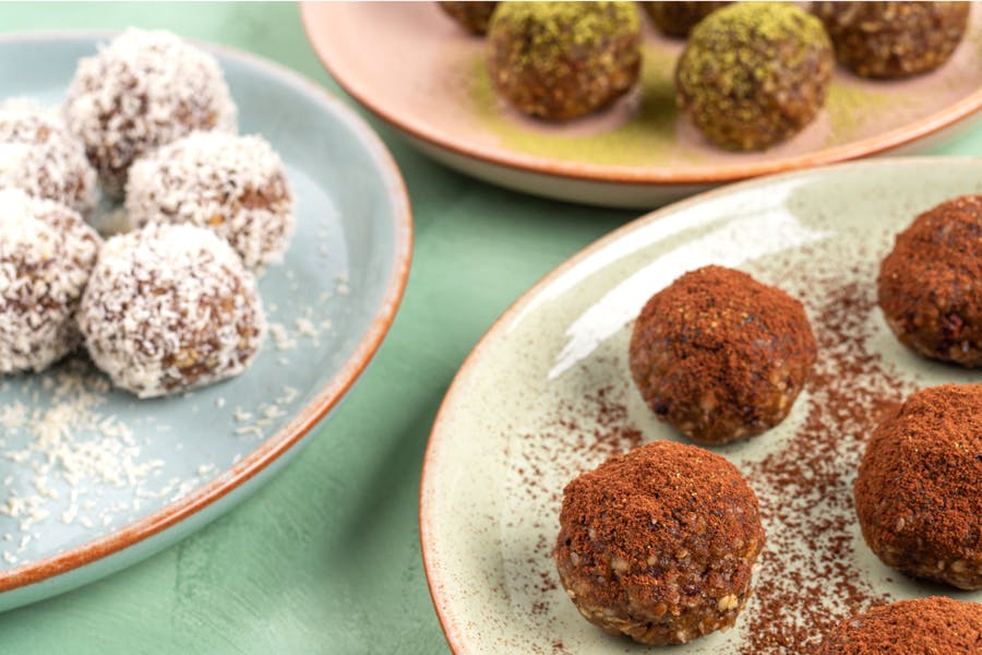 Chokladbollar rullade i kokos, choklad och matcha