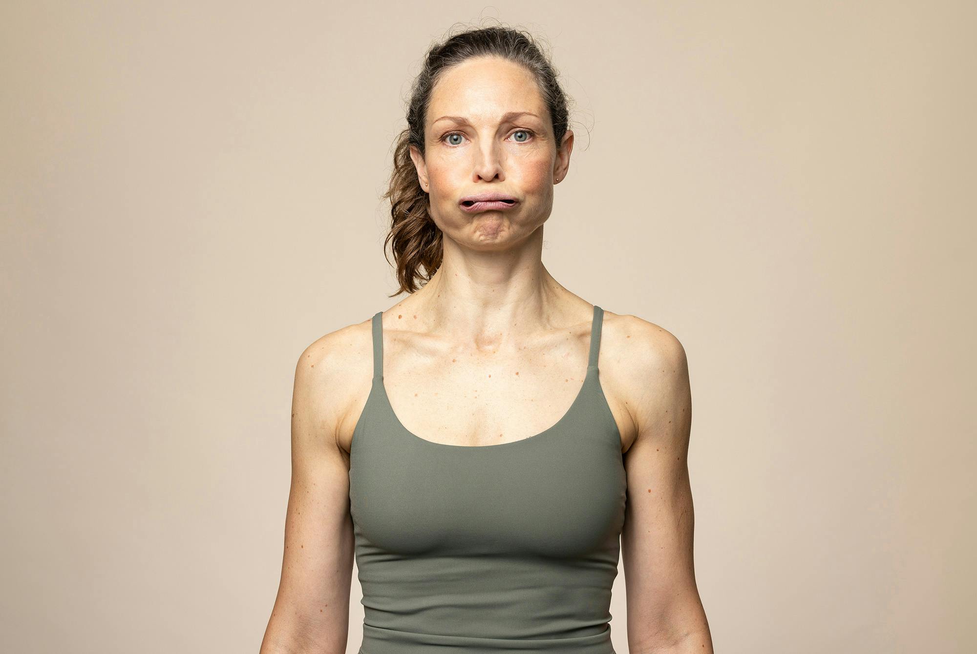 Kvinde laver øvelsen "hesteprust" – ansigtsyoga