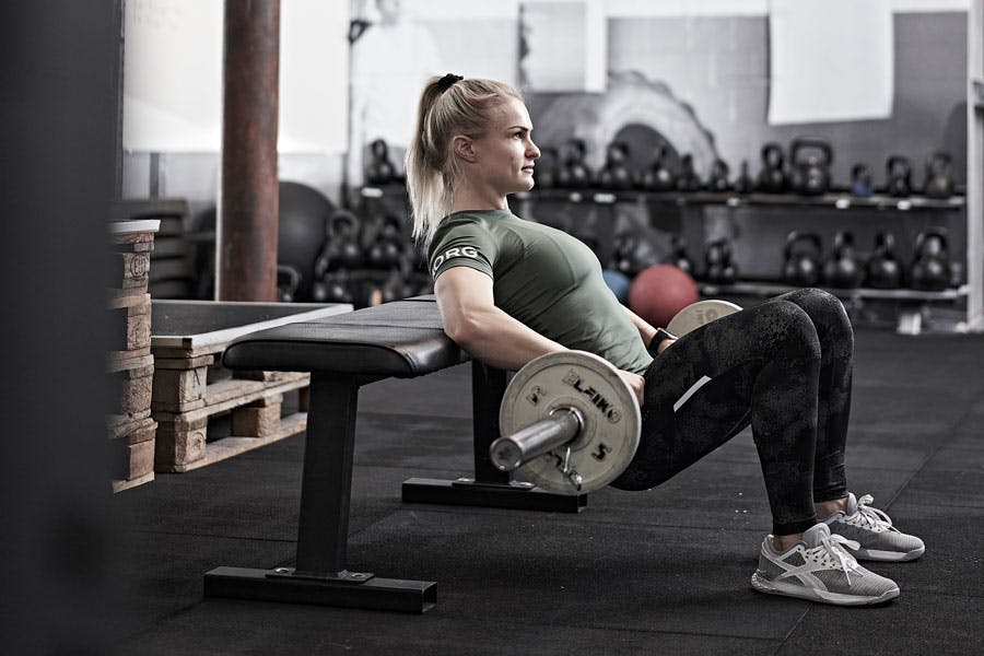 Kvinne gjør hofteløft