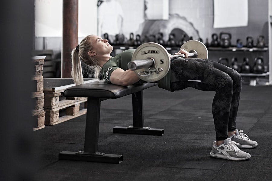 Kvinne gjør hofteløft