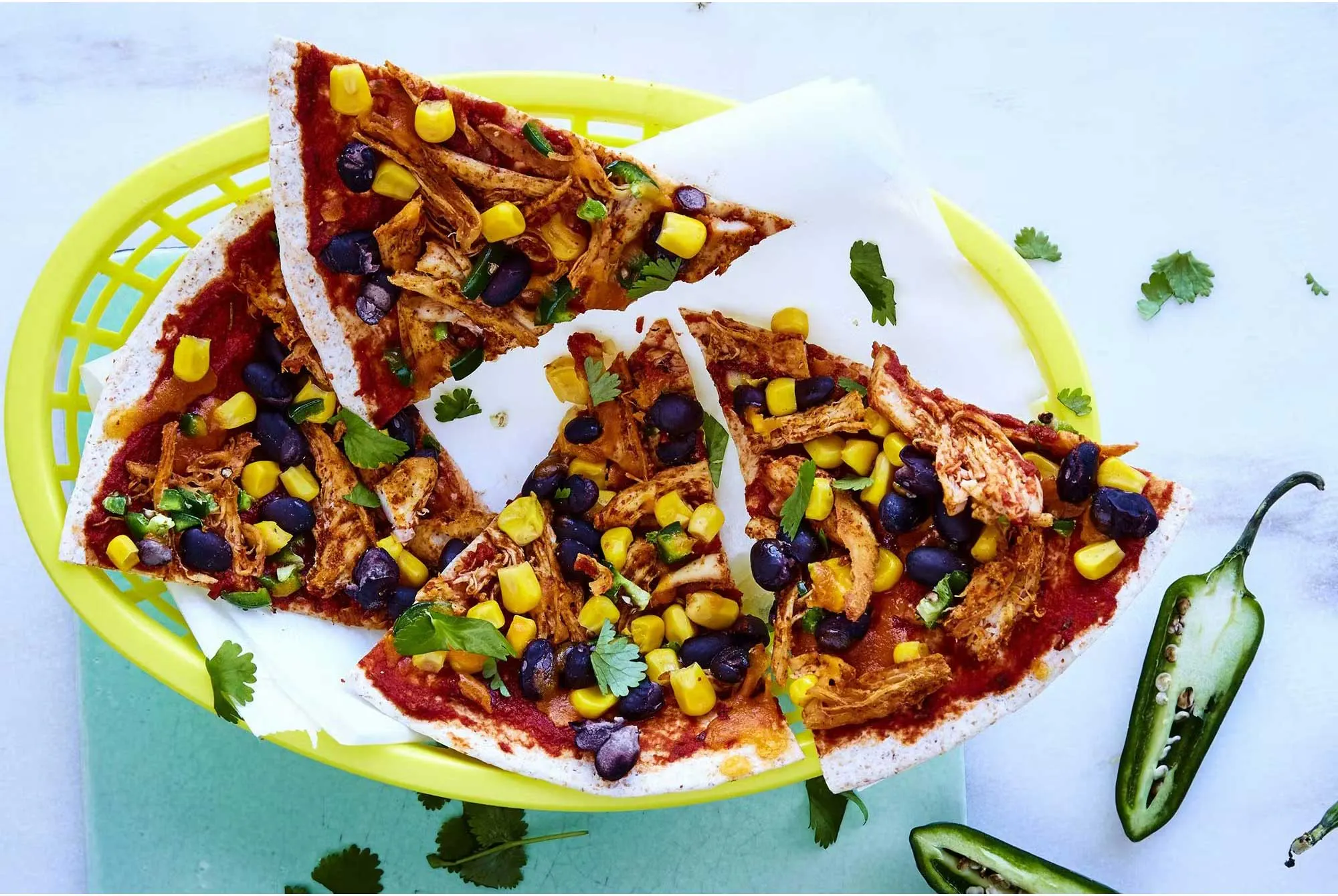 Itse tehty tortillapizza.