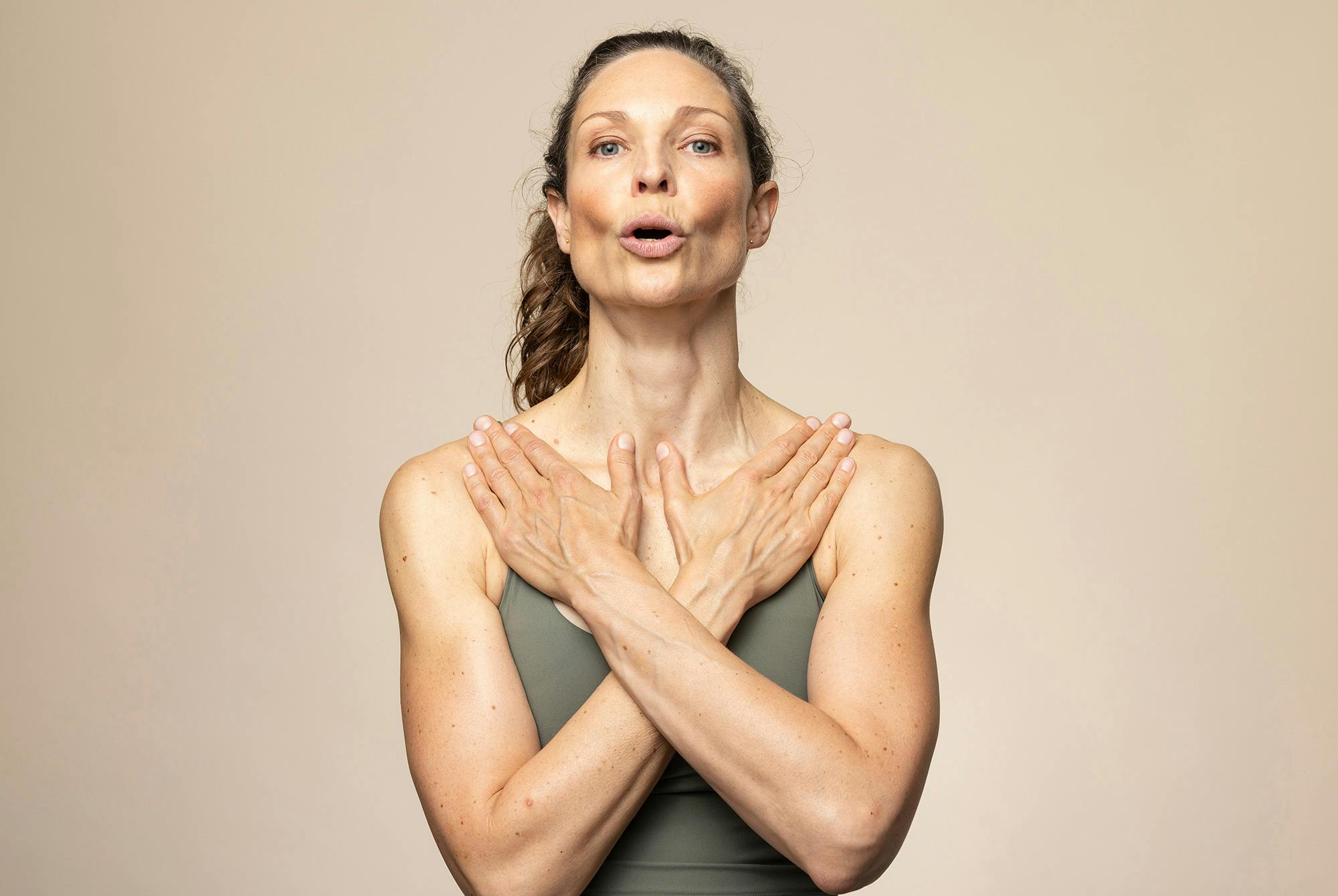 Kvinde laver øvelsen "højt kys" – ansigtsyoga