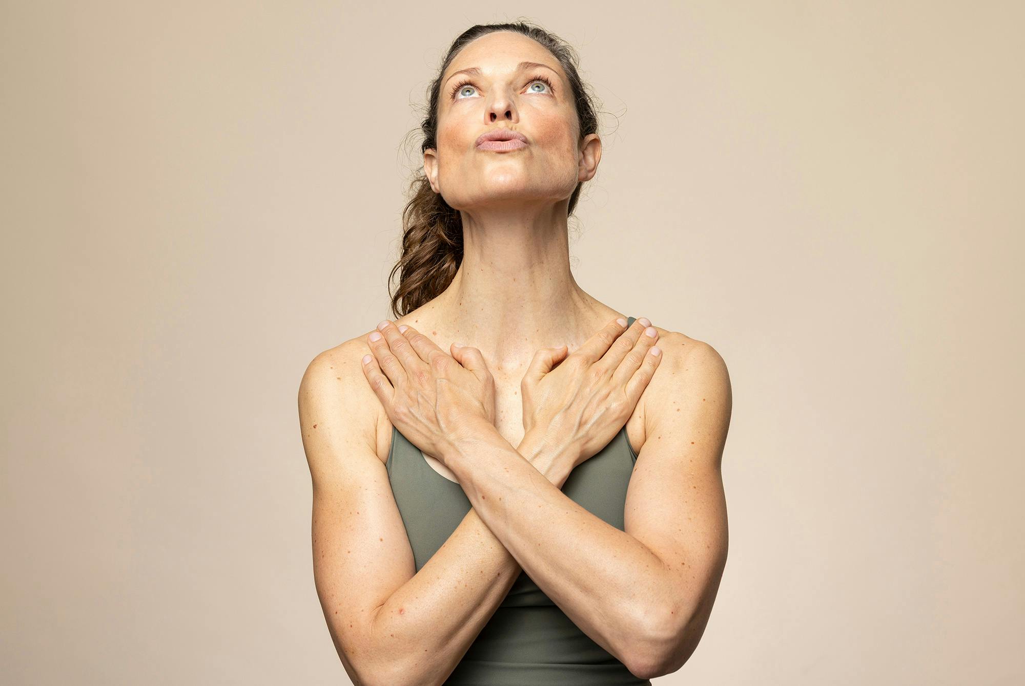 Kvinde laver øvelsen "højt kys" – ansigtsyoga