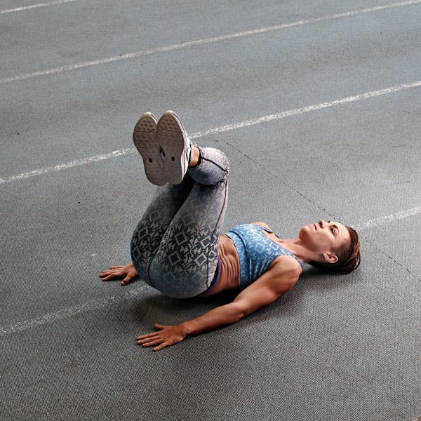 Kvinne på gulvet gjør en hoftevri