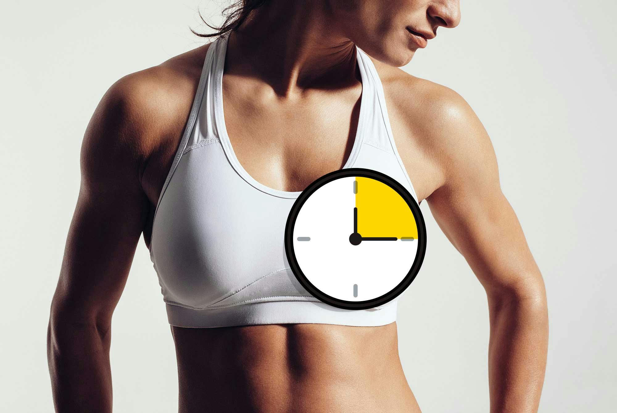 Kvinde i sports-bh med ur foran brystet
