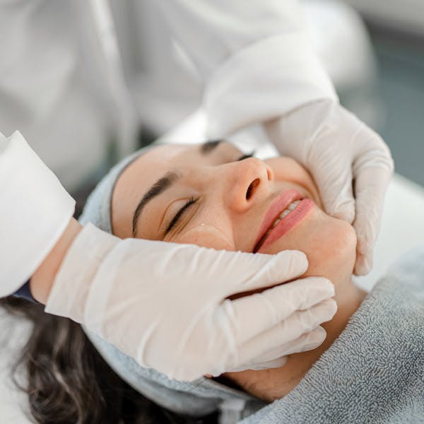 Kvinde på hudklinik - pormaskar