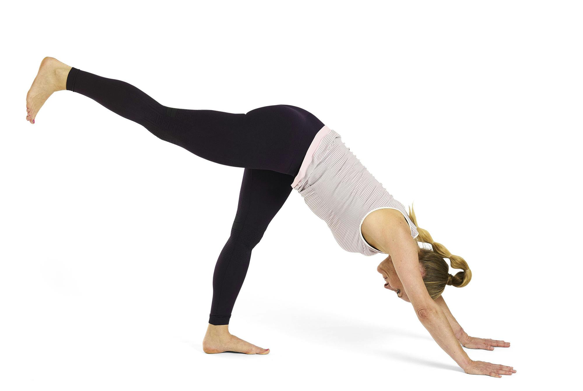 Kvinna gör yogaövningen nedåtgående hund