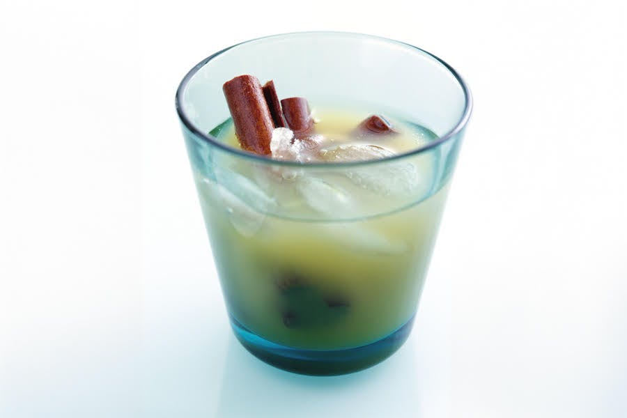 Juoma teestä ja ruusunmarjoista