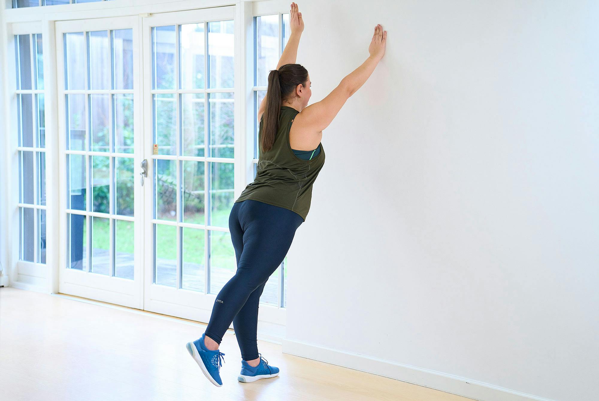 Nainen tekee diagonaalinostoja seisten