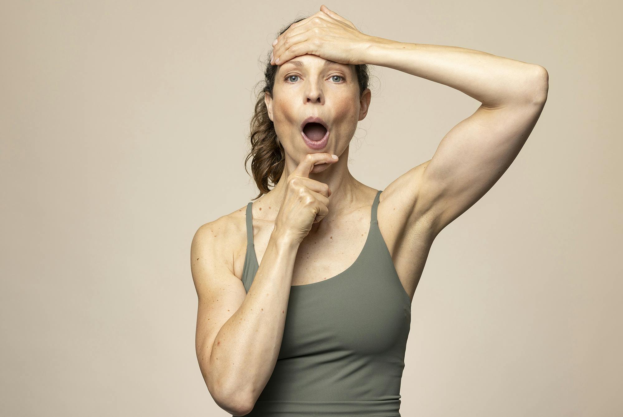 Kvinde laver øvelsen "aflangt o" - ansigtsyoga