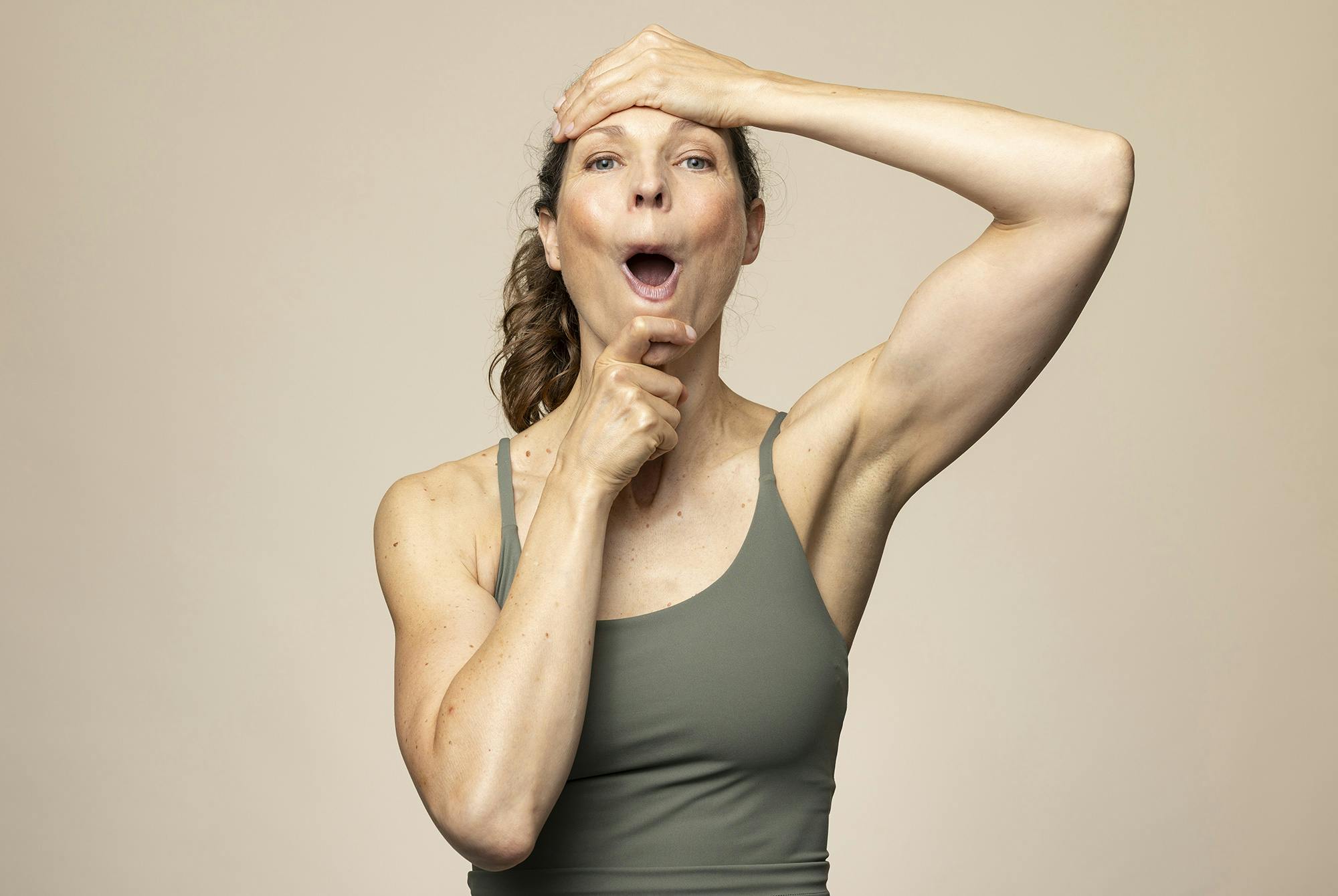 Kvinde laver øvelsen "aflangt o" - ansigtsyoga