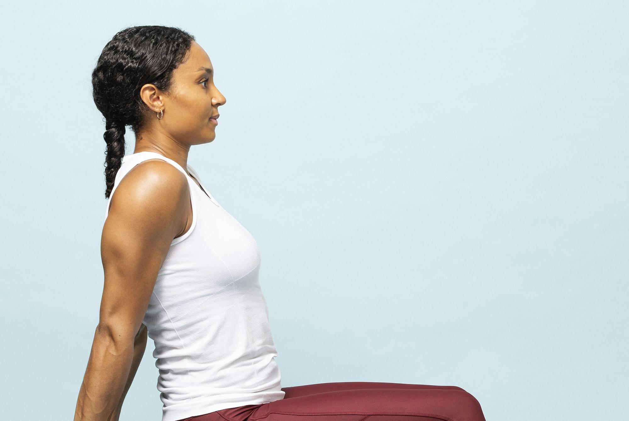 Trener gjør triceps dips