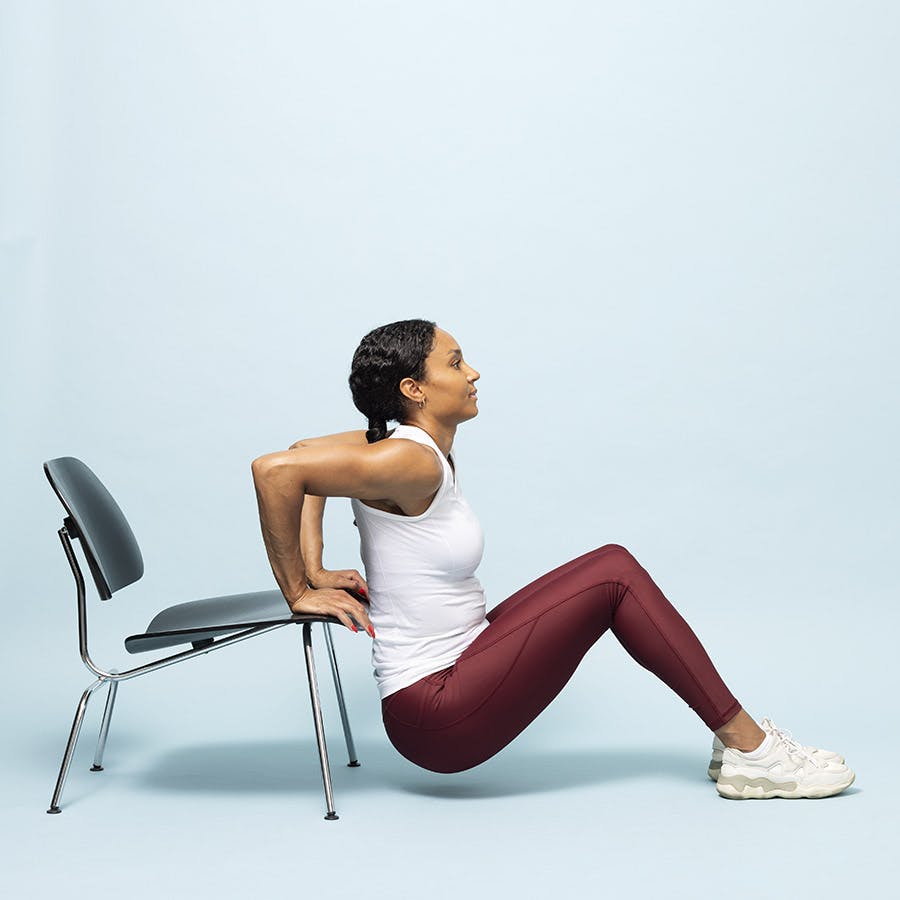 Træner laver triceps dip