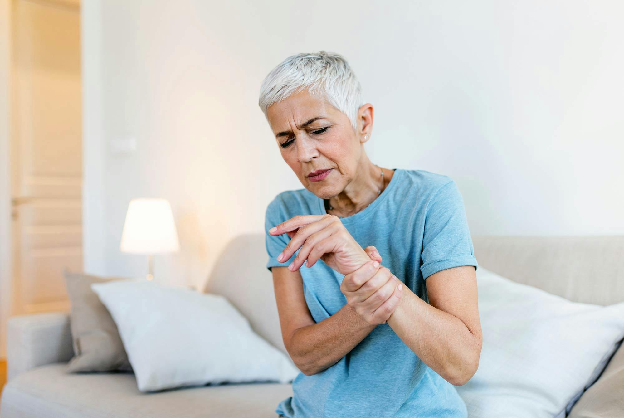 Kvinna kämpar med artros och kronisk inflammtion i handleden