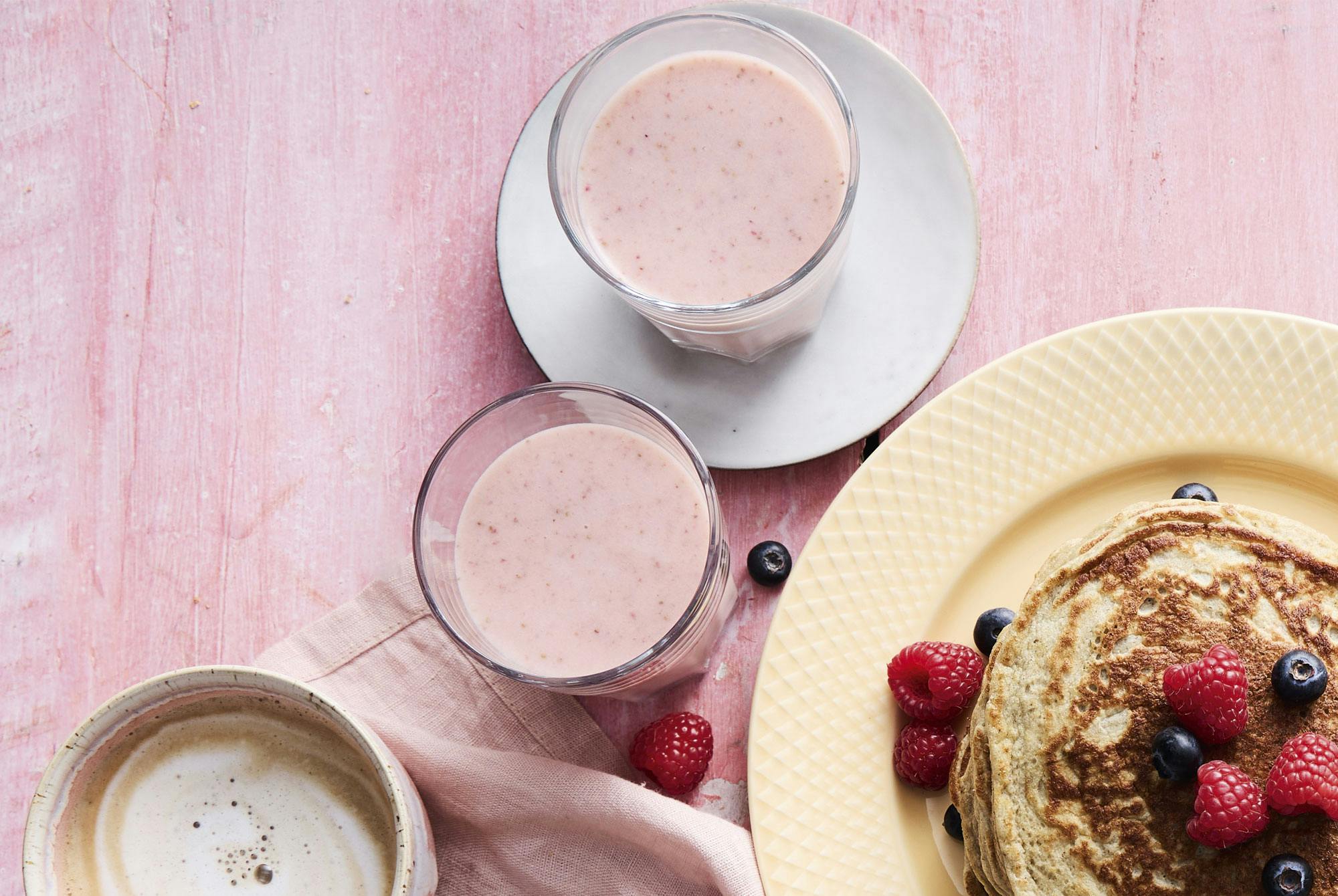 Glas med lyserød smoothie