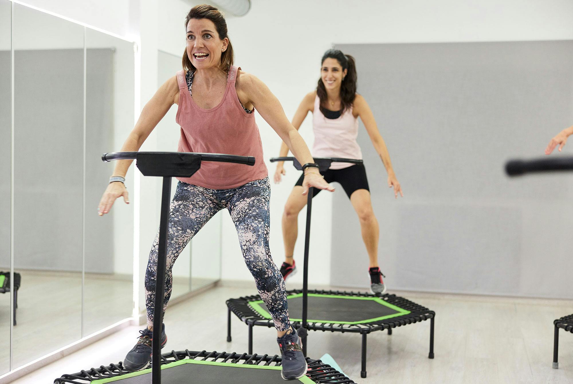 Kvinder træner på hold på trampolin i fitnesscentret