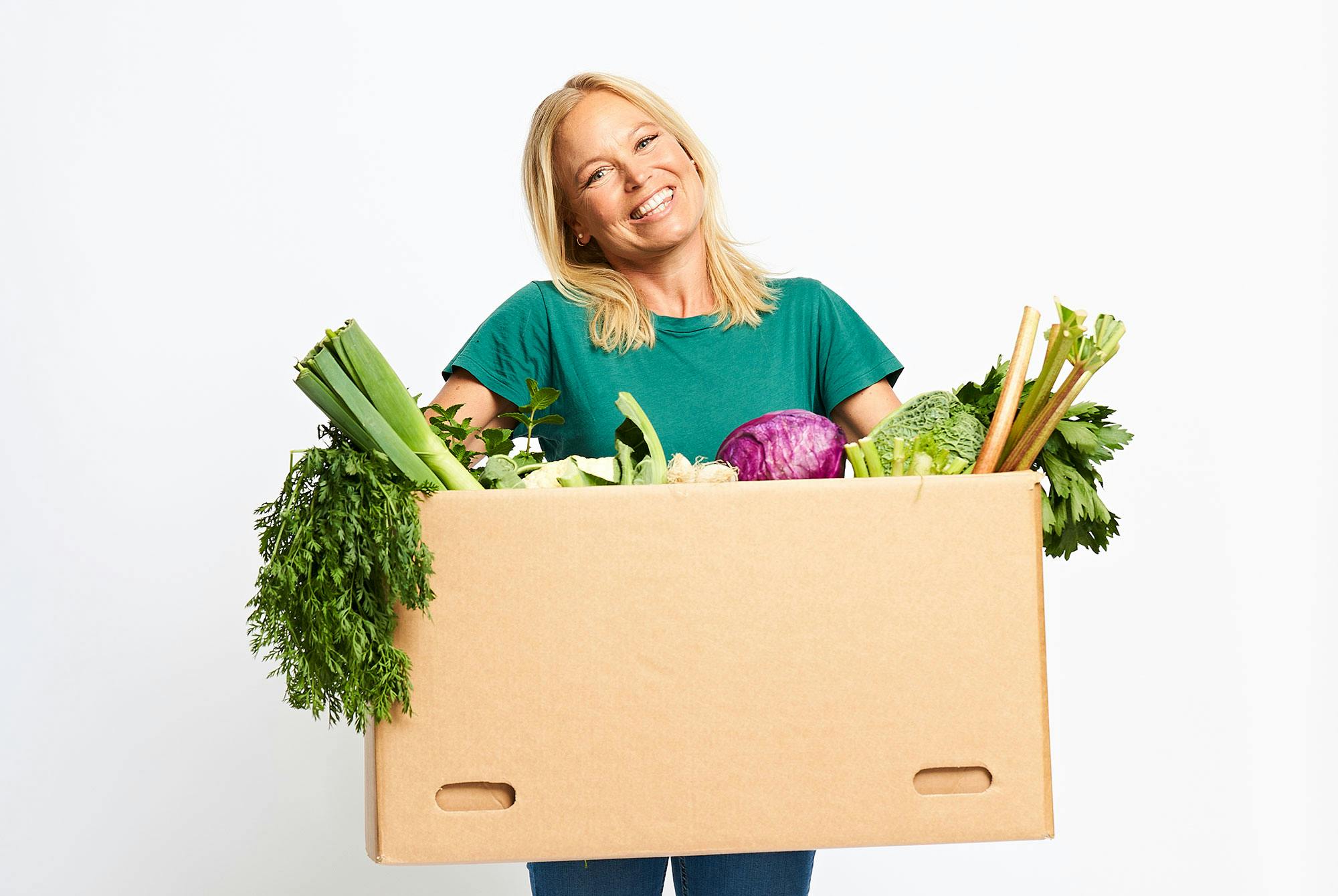 Ravitsemusterapeutti pitelee elintarvikkeita täynnä olevaa laatikkoa. K-vitamiini on tärkeää.