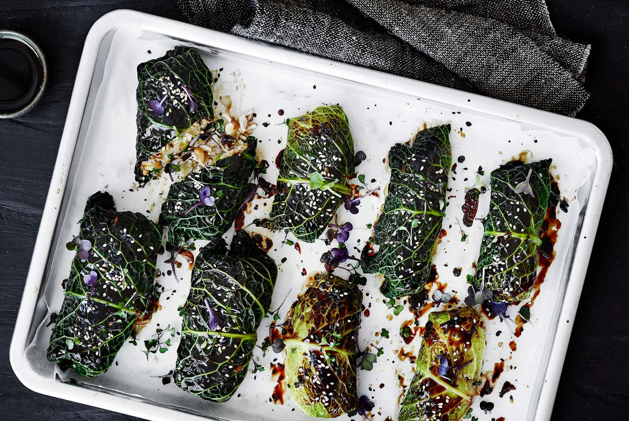 Kålruletter med savoykål, sopp, nøtter og teriyaki