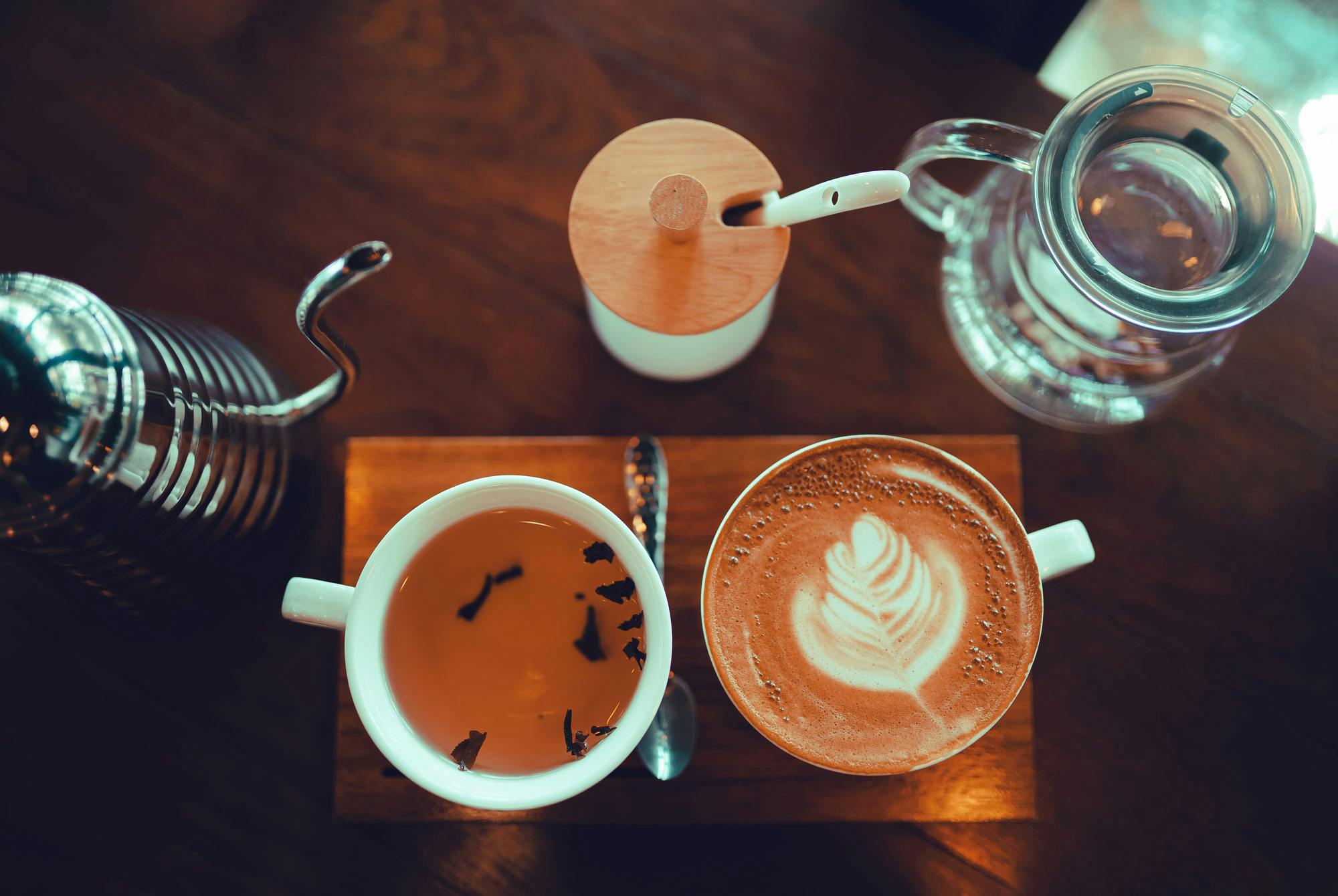 Kahvia ja teetä kupeissa pöydällä.