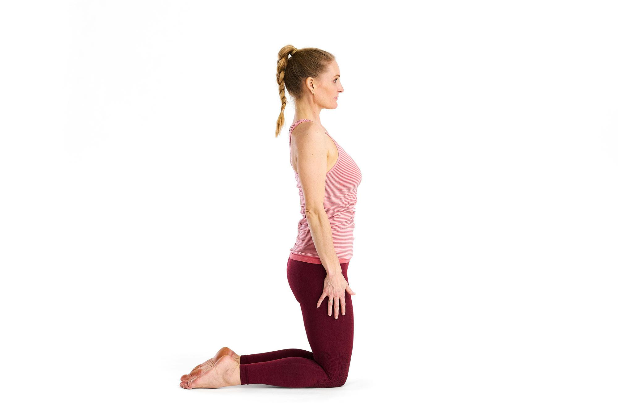 Kvinde laver yogaøvelsen kaninen