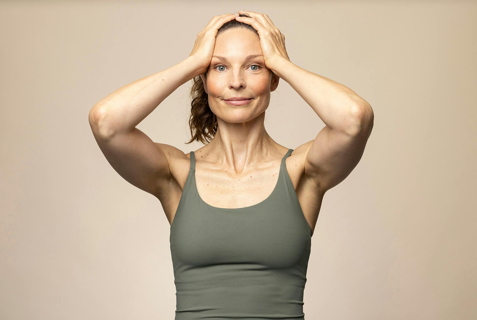 Kvinde laver øvelsen "katteøjne" – ansigtsyoga