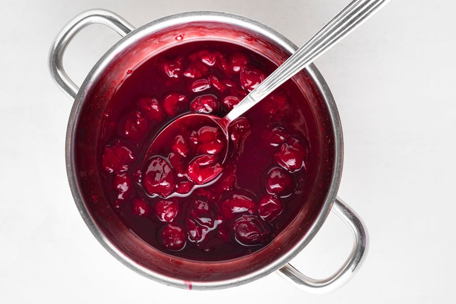 Kastrull med hemlagad körsbärskräm