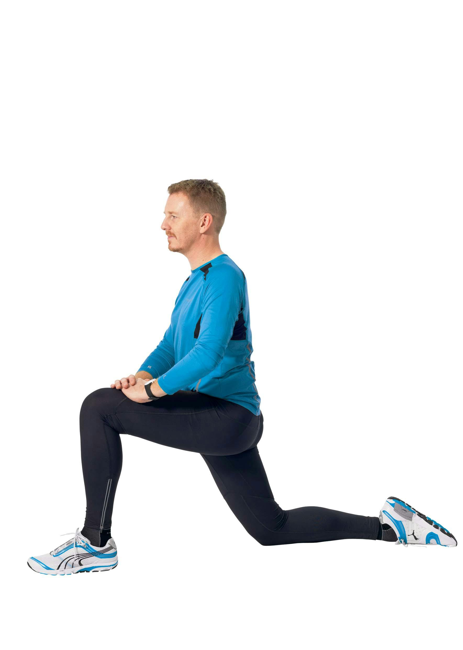 Man i blåa träningskläder gör stretchövningar