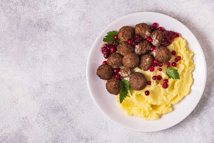 Lautasella lihapullia, perunamuusia ja puolukkahilloa