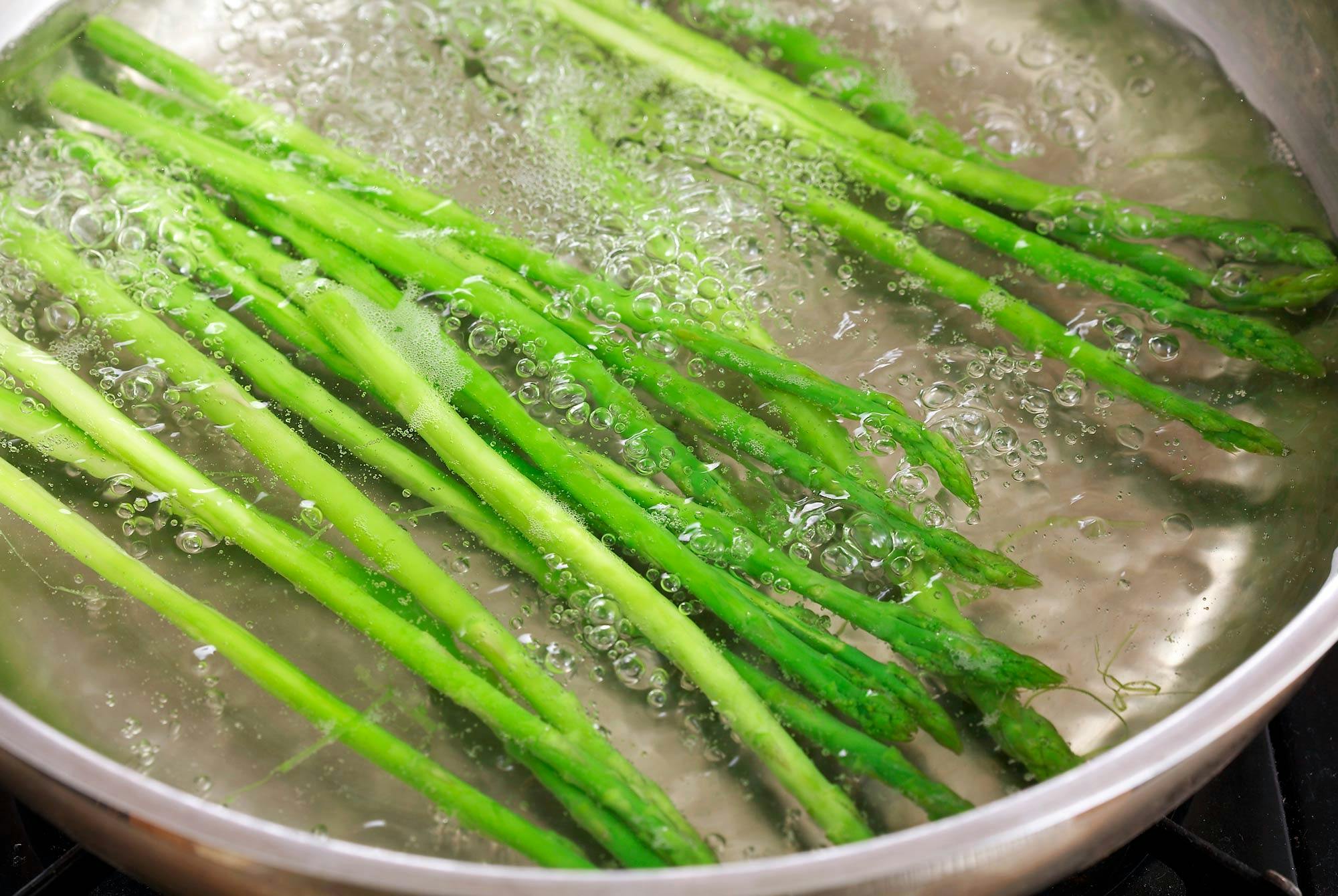 Kokt, grønn asparges