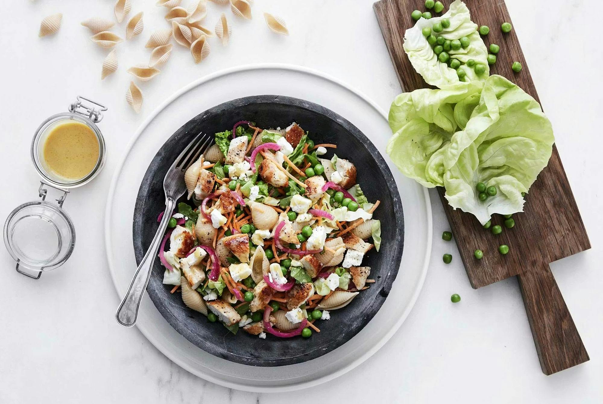 pastasalat med syltede rødløg