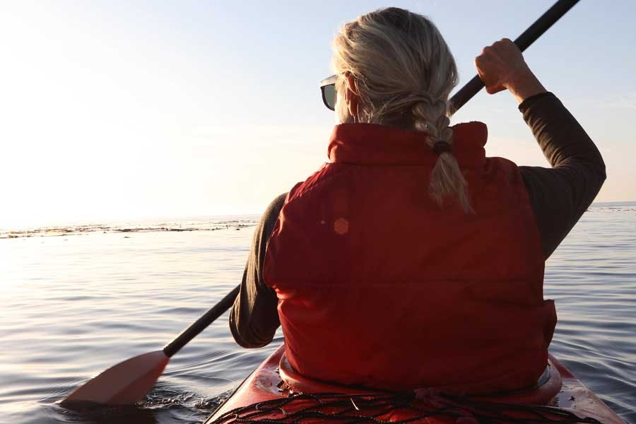 Kvinna i en kajak