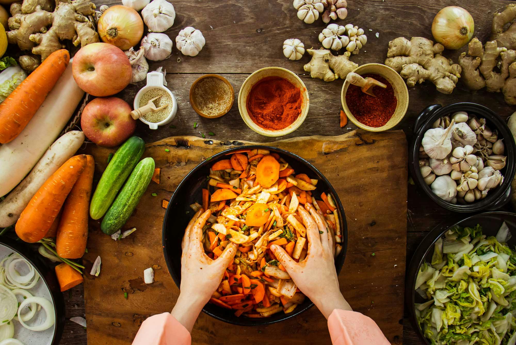 Nainen valmistaa kimchiä