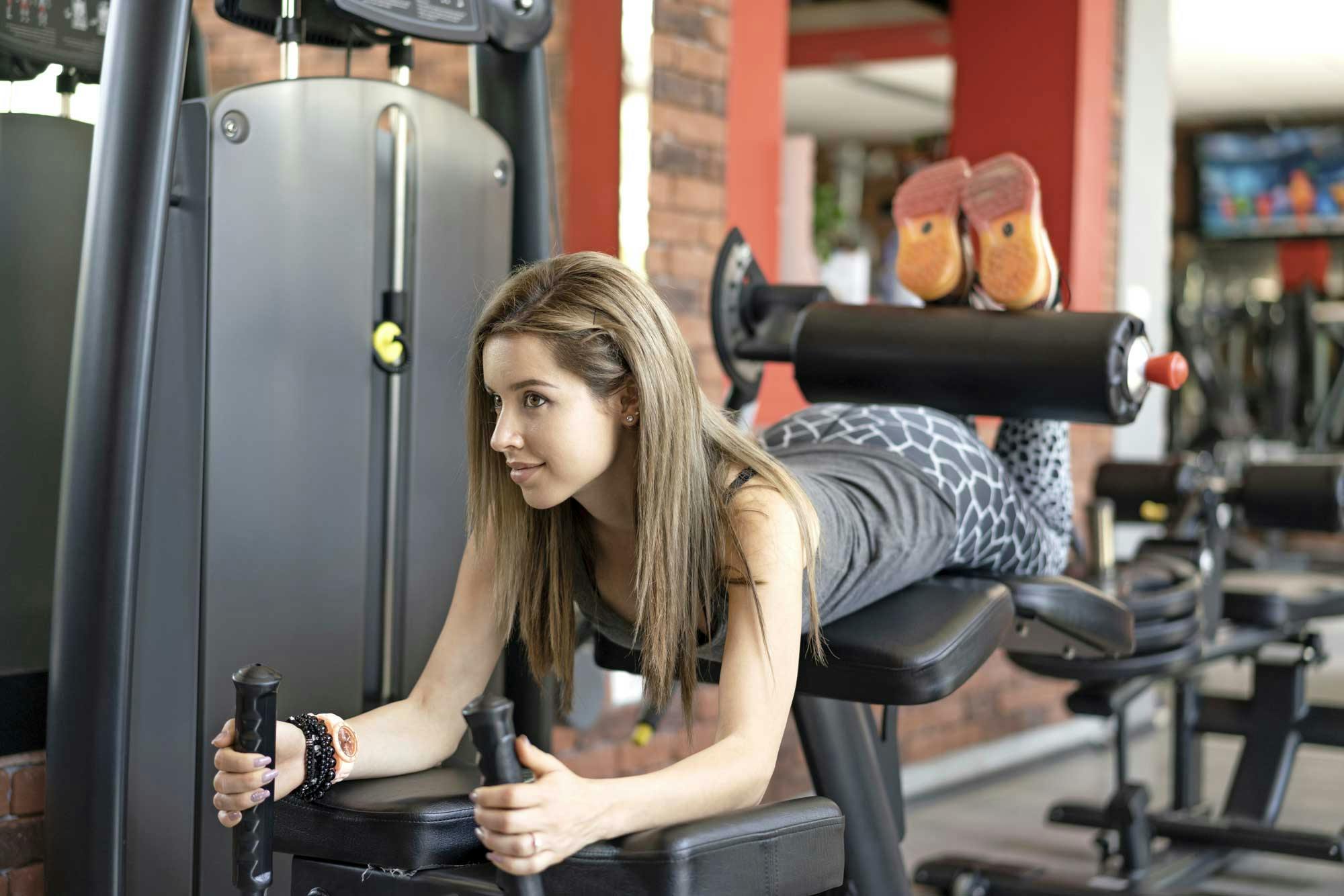 Kvinne gjør lårcurl