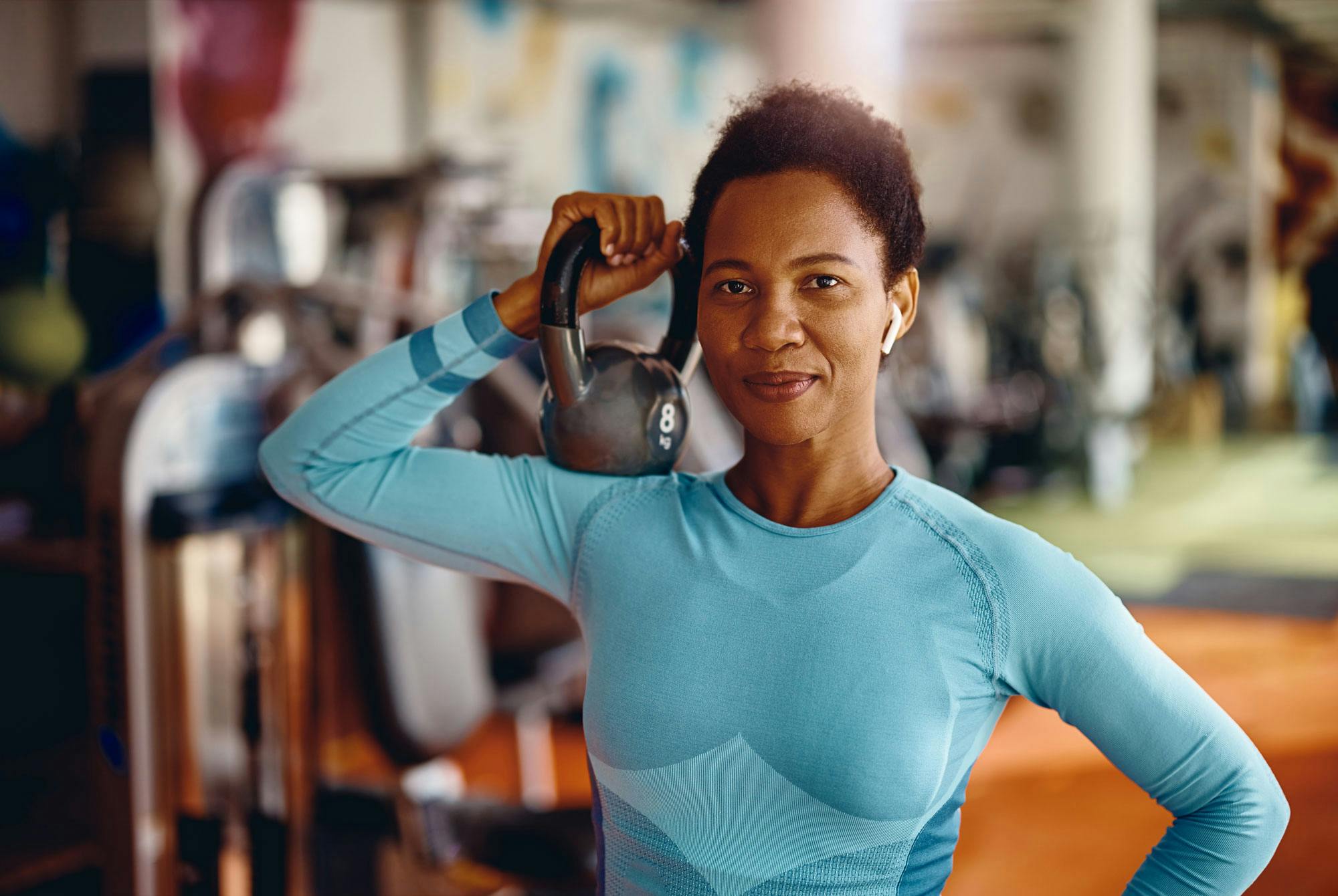 Mogen kvinna med kettlebell