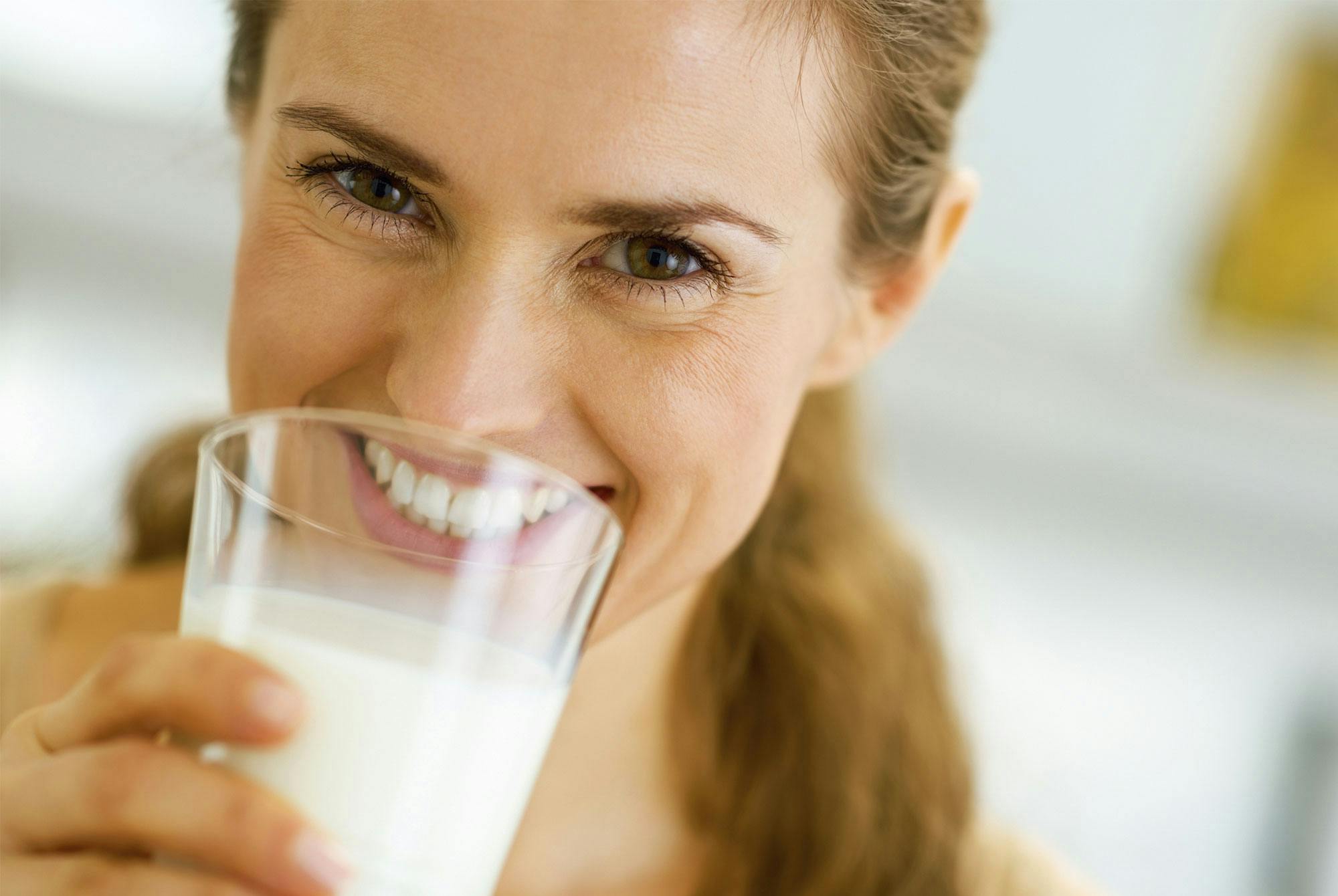 Kvinne drikker melk