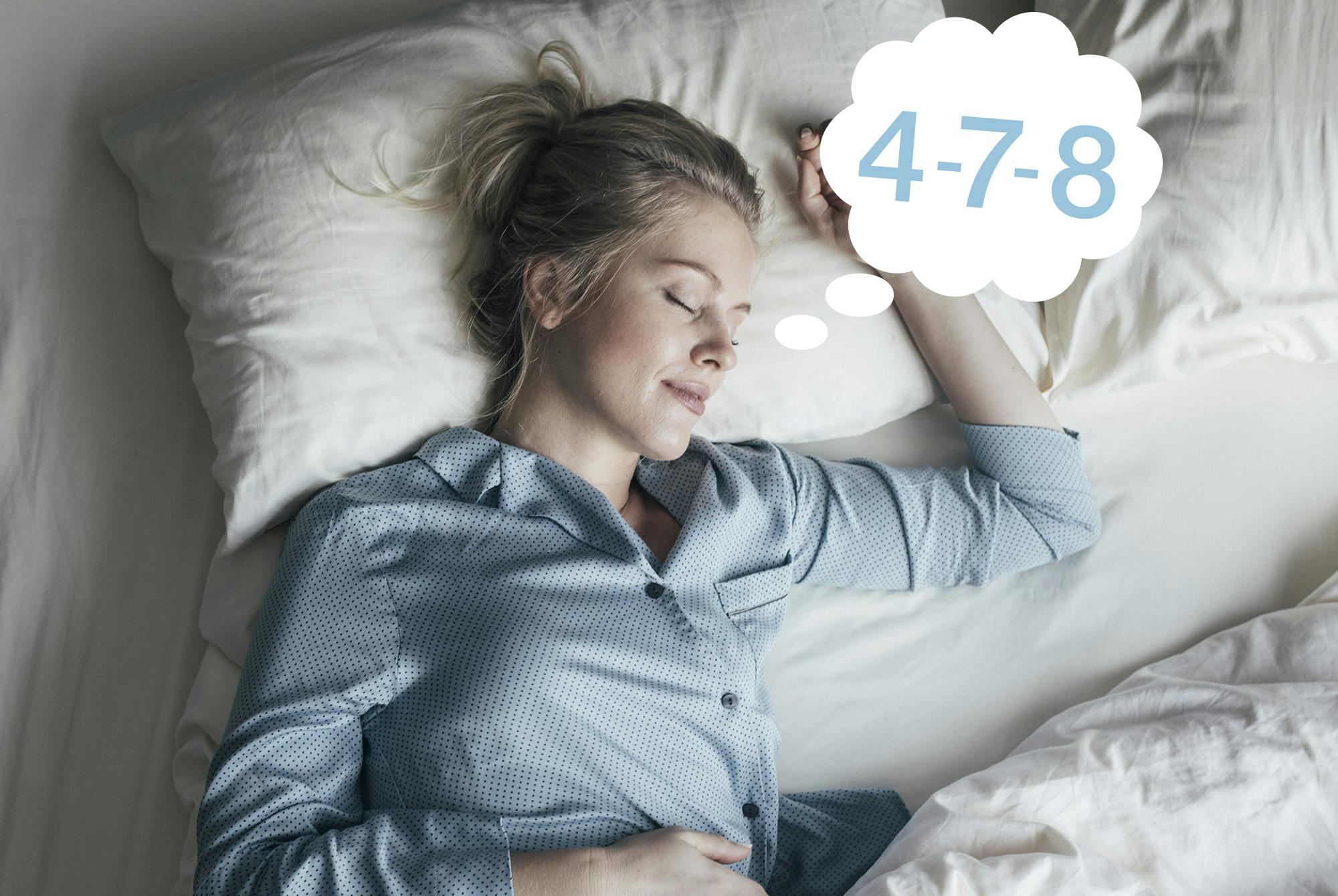 Nainen makaa vuoteessa ja kuuntelee meditaatioharjoitusta.