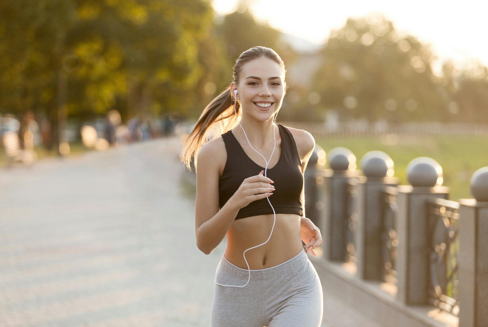 Kvinnlig löpare tränar inför halvmarathon