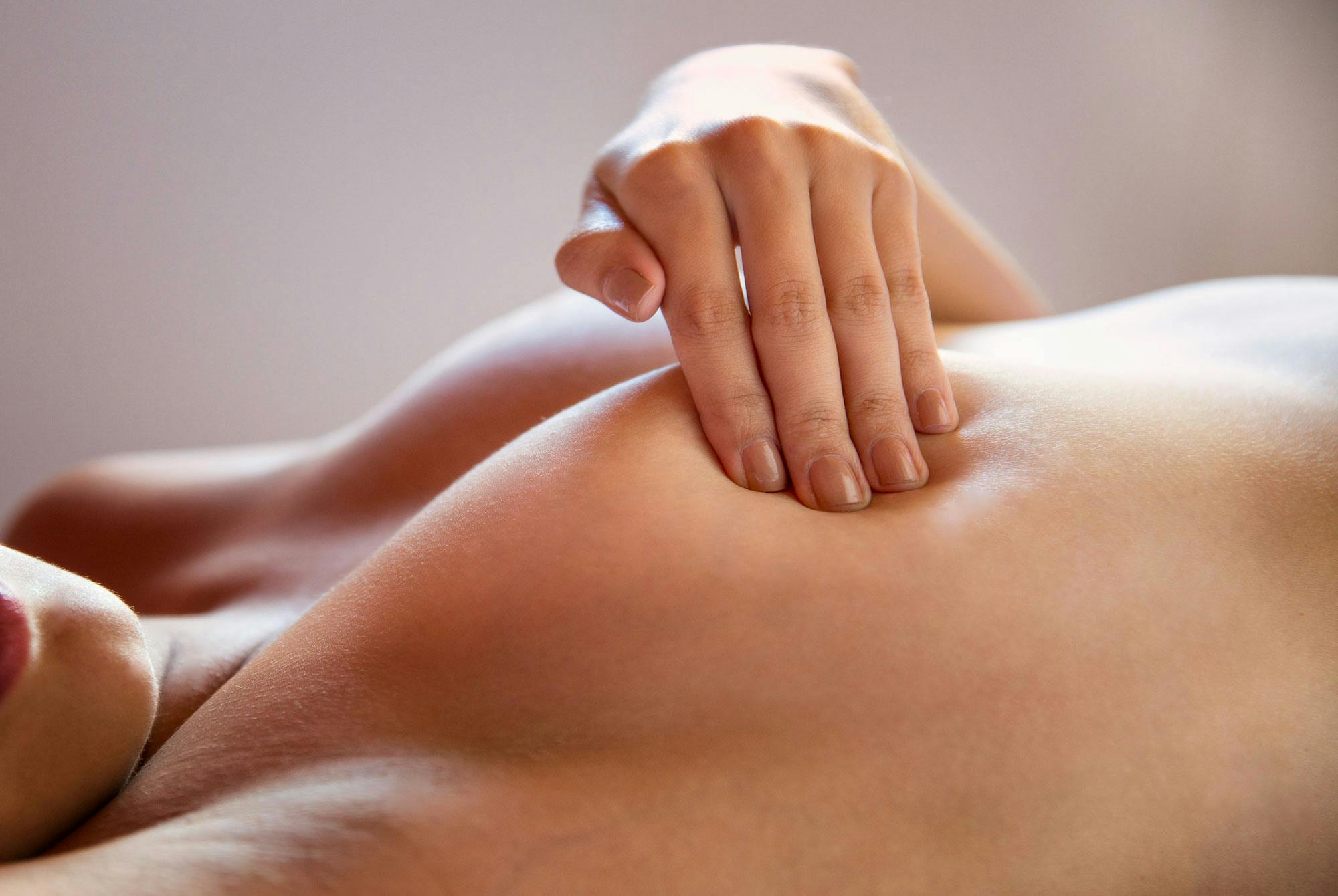 Nainen tutkii rintaansa