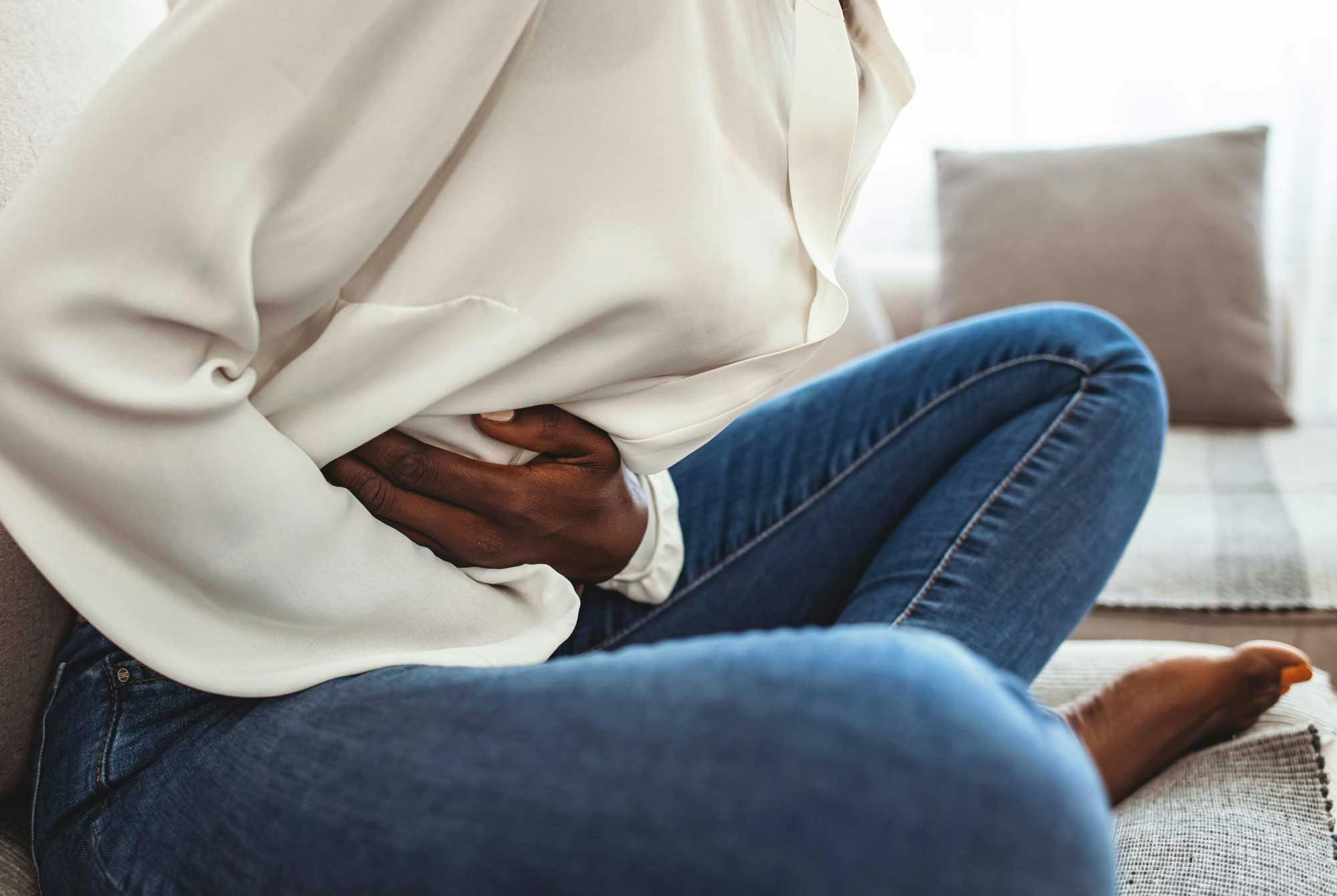 Kvinne med magesmerter - oppblåst