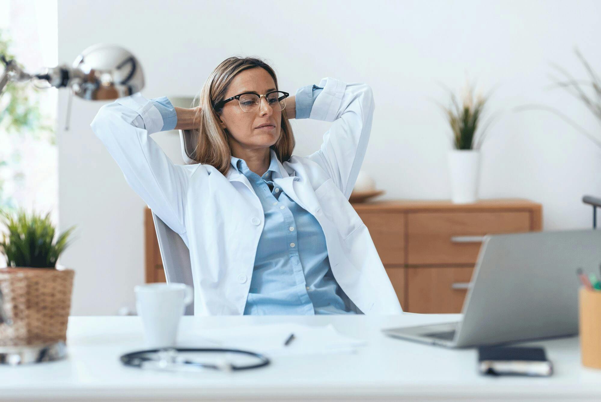 Kvinnelig lege er trøtt etter en natt med tankespinn